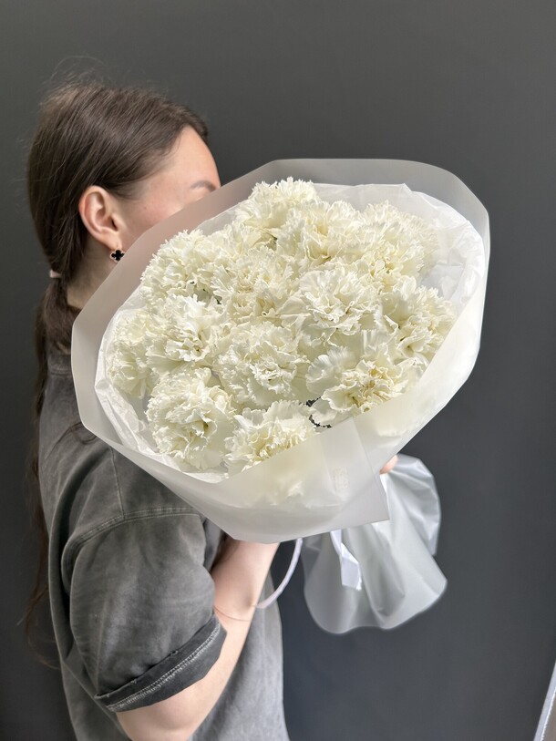 Белое облако из гвоздик, артикул F1415523 - 2990 рублей, доставка по городу. Flawery - доставка цветов