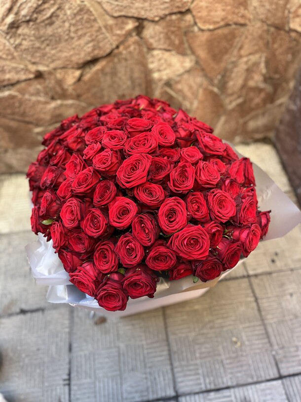 Букет из 101 розы 🌹, артикул F1336805 - 31727 рублей, доставка по городу. Flawery - доставка цветов