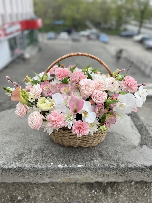 Корзина с цветами 3, артикул F1337182 - 16990 рублей, доставка по городу. Flawery - доставка цветов