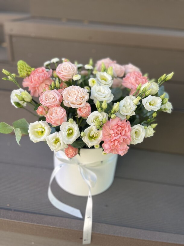 Шляпная коробка с эустомой, артикул F1337189 - 8990 рублей, доставка по городу. Flawery - доставка цветов