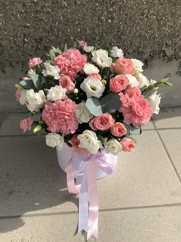 Нежная коробка с эустомой, артикул F1342976 - 9990 рублей, доставка по городу. Flawery - доставка цветов