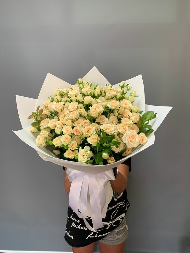 Изысканный букет кустовых роз, артикул F1337861 - 13200 рублей, доставка по городу. Flawery - доставка цветов