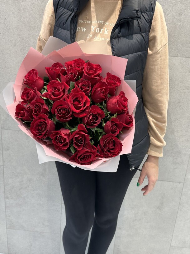 25 красных роз, артикул F1338549 - 9075 рублей, доставка по городу. Flawery - доставка цветов