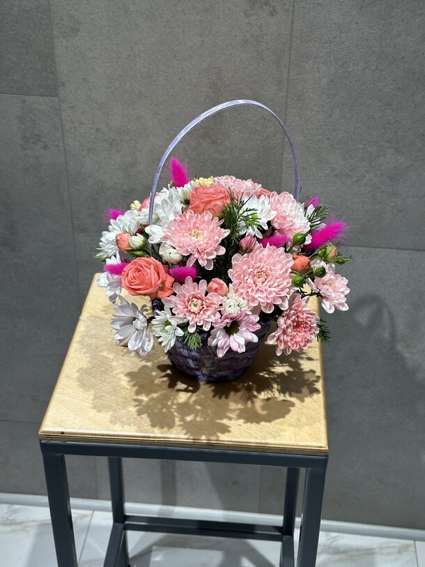Корзиночка в розовых тонах, артикул F1339372 - 3000 рублей, доставка по городу. Flawery - доставка цветов