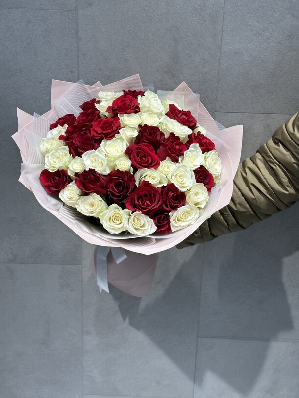 Букет 51 роза, артикул F1339685 - 13475 рублей, доставка по городу. Flawery - доставка цветов
