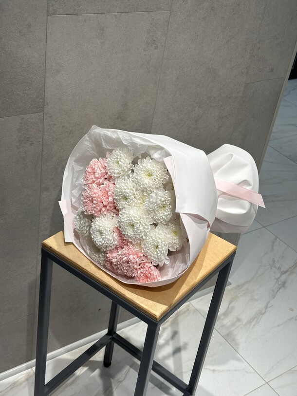 Букет из нежнейших хризантем, артикул F1343075 - 4125 рублей, доставка по городу. Flawery - доставка цветов