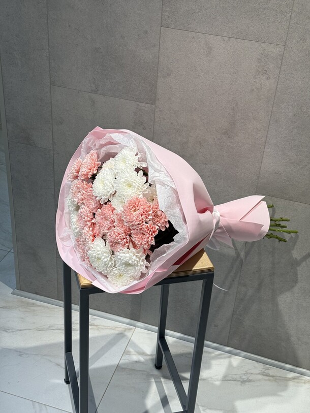 Букет хризантем, артикул F1344601 - 5390 рублей, доставка по городу. Flawery - доставка цветов