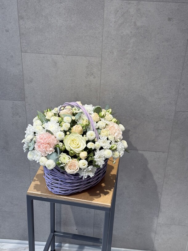Корзинка нежная, артикул F1345451 - 5750 рублей, доставка по городу. Flawery - доставка цветов