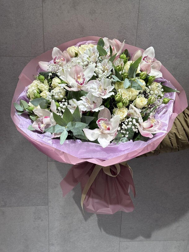 Сборный букет, артикул F1345599 - 11880 рублей, доставка по городу. Flawery - доставка цветов