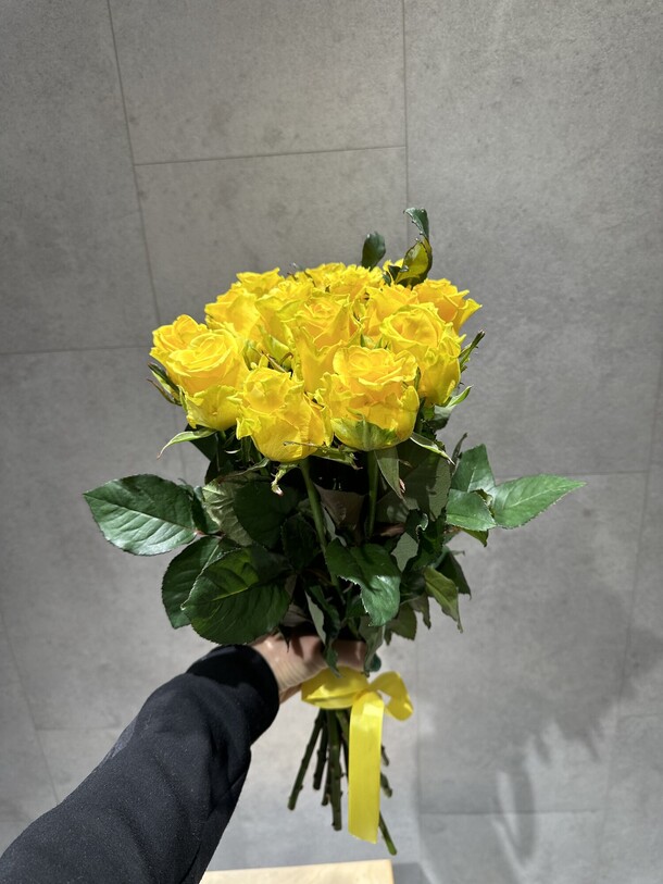15 желтых роз, артикул F1345995 - 4650 рублей, доставка по городу. Flawery - доставка цветов