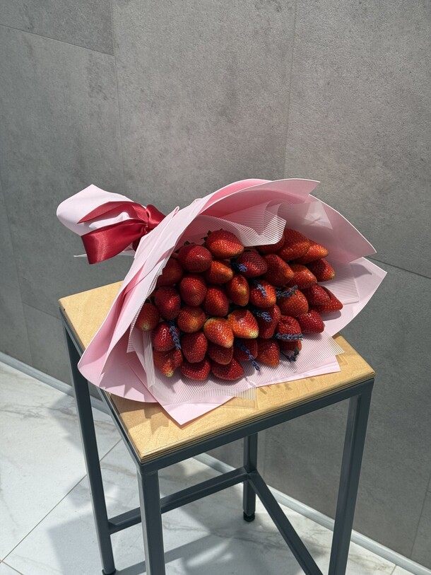 Букет из клубники, артикул F1347823 - 10500 рублей, доставка по городу. Flawery - доставка цветов