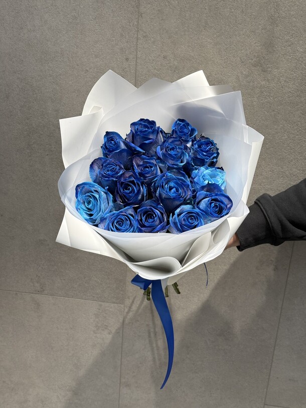 Букет из синих роз, артикул F1348412 - 4620 рублей, доставка по городу. Flawery - доставка цветов