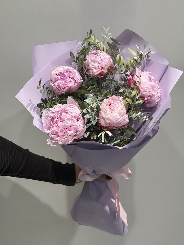Букет из пионов, артикул F1348955 - 7178 рублей, доставка по городу. Flawery - доставка цветов