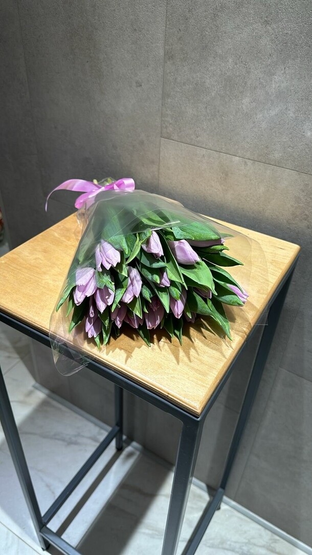 Букет тюльпанов, артикул F1351731 - 5786 рублей, доставка по городу. Flawery - доставка цветов