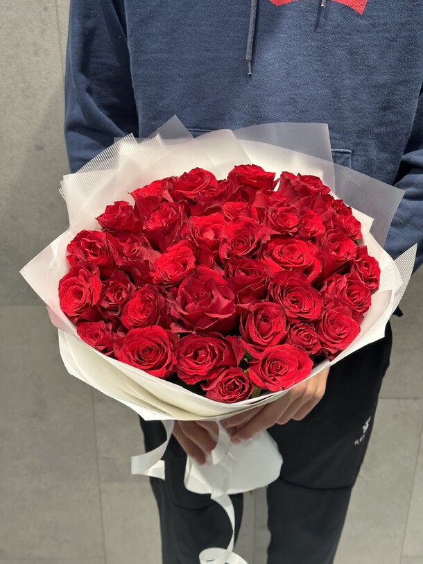 35 роз алых, артикул F1351821 - 9570 рублей, доставка по городу. Flawery - доставка цветов