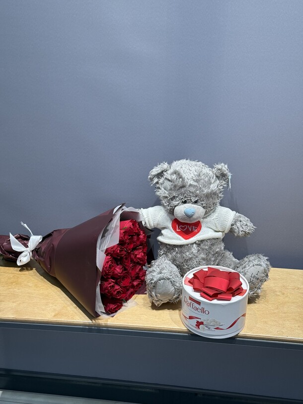 Букет + рафаэло + мишка, артикул F1352986 - 10050 рублей, доставка по городу. Flawery - доставка цветов