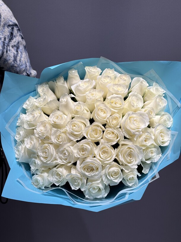 Букет 51 роза белая, артикул F1353653 - 14025 рублей, доставка по городу. Flawery - доставка цветов