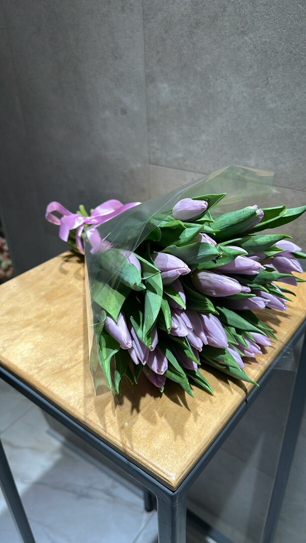 25 тюльпанов, артикул F1353663 - 9086 рублей, доставка по городу. Flawery - доставка цветов