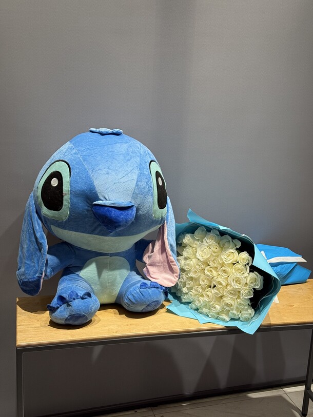 Набор стич и 51 белая роза, артикул F1353685 - 18095 рублей, доставка по городу. Flawery - доставка цветов