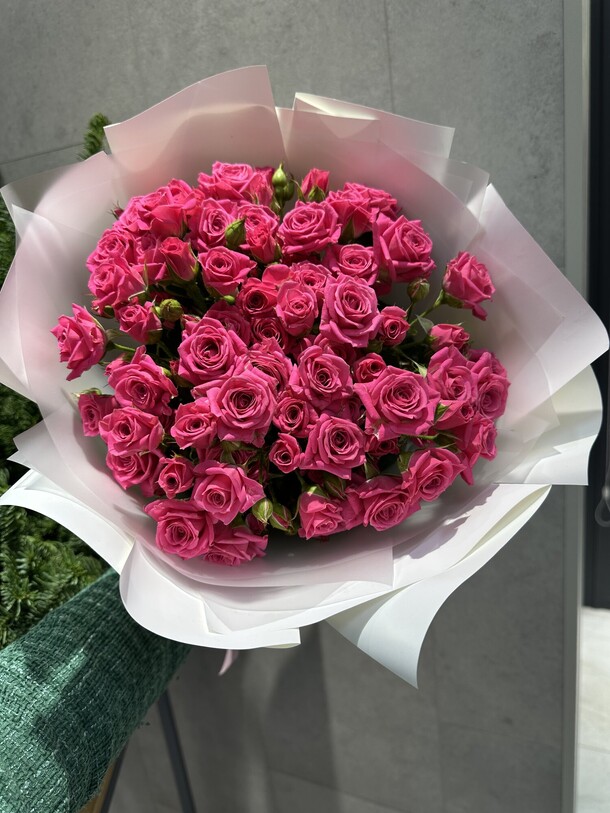 Букет 11 роз кустовых, артикул F1354772 - 6270 рублей, доставка по городу. Flawery - доставка цветов