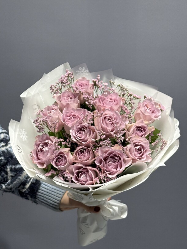 15 сиреневых роз, артикул F1354796 - 5830 рублей, доставка по городу. Flawery - доставка цветов