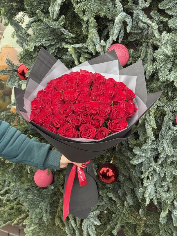 51 роза в черный упаковке, артикул F1357006 - 13475 рублей, доставка по городу. Flawery - доставка цветов