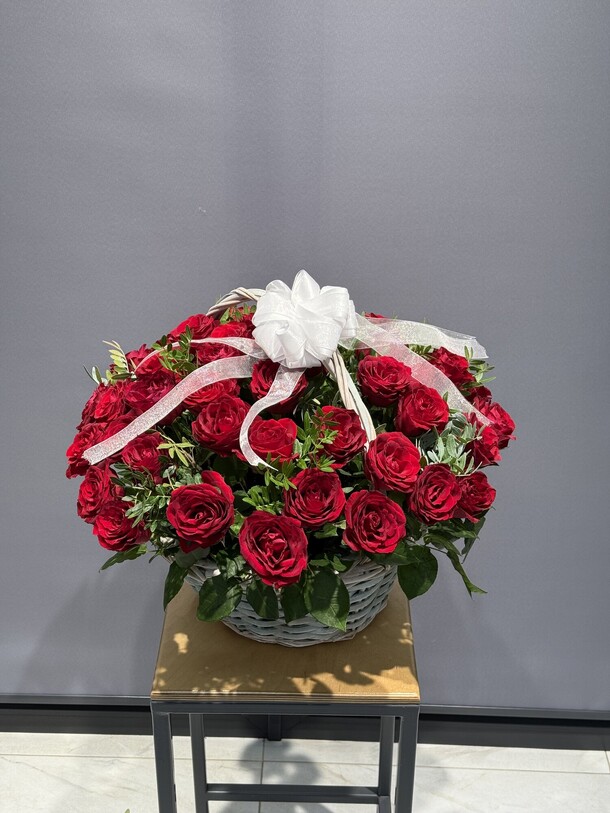 51 роза в корзине, артикул F1359351 - 17500 рублей, доставка по городу. Flawery - доставка цветов