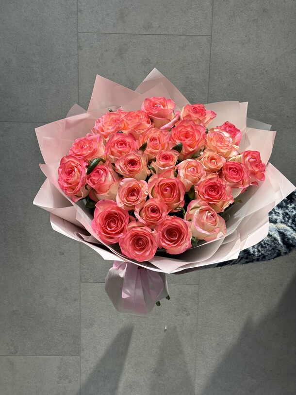 25 роз в букете, артикул F1359905 - 9075 рублей, доставка по городу. Flawery - доставка цветов