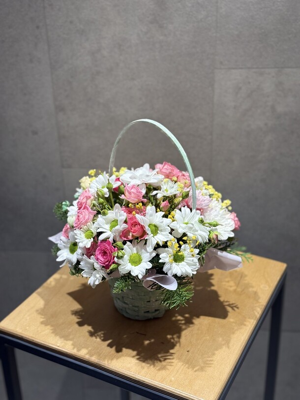 Корзинка с цветами, артикул F1365393 - 3000 рублей, доставка по городу. Flawery - доставка цветов