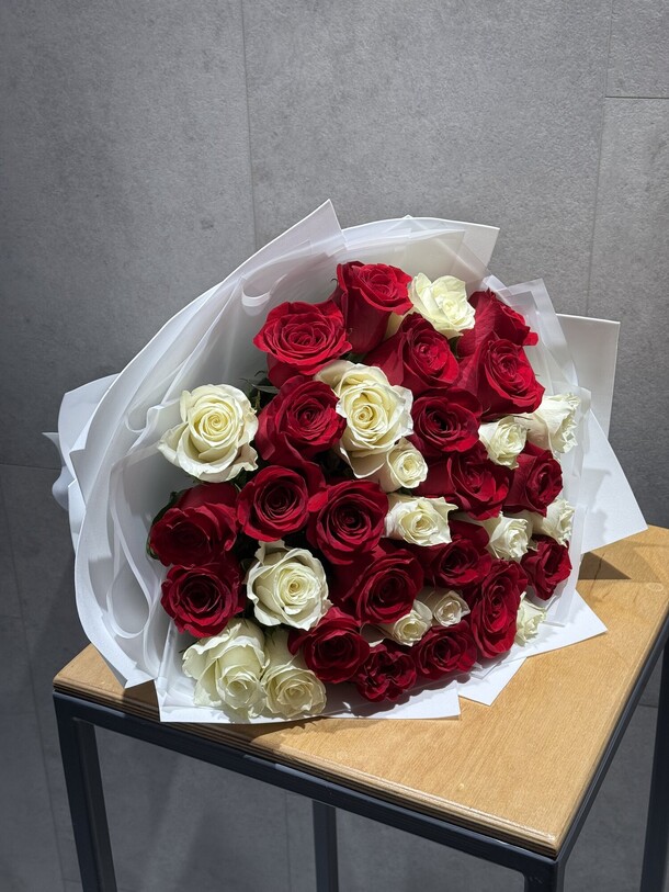 35 роз с упаковкой, артикул F1367275 - 9515 рублей, доставка по городу. Flawery - доставка цветов