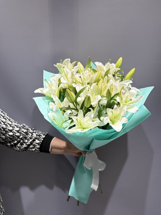 9 лилии с упаковкой, артикул F1367298 - 13475 рублей, доставка по городу. Flawery - доставка цветов