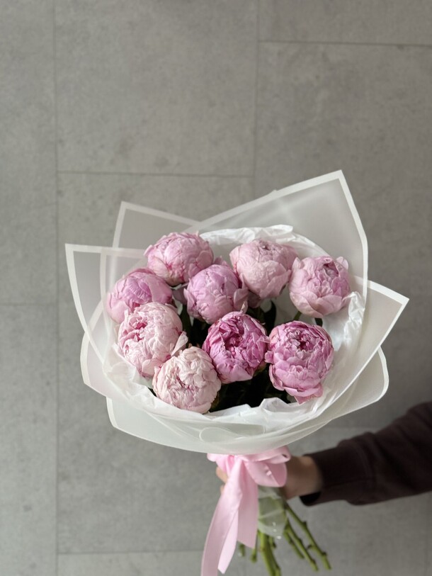 9 пионов в букете, артикул F1367390 - 10505 рублей, доставка по городу. Flawery - доставка цветов