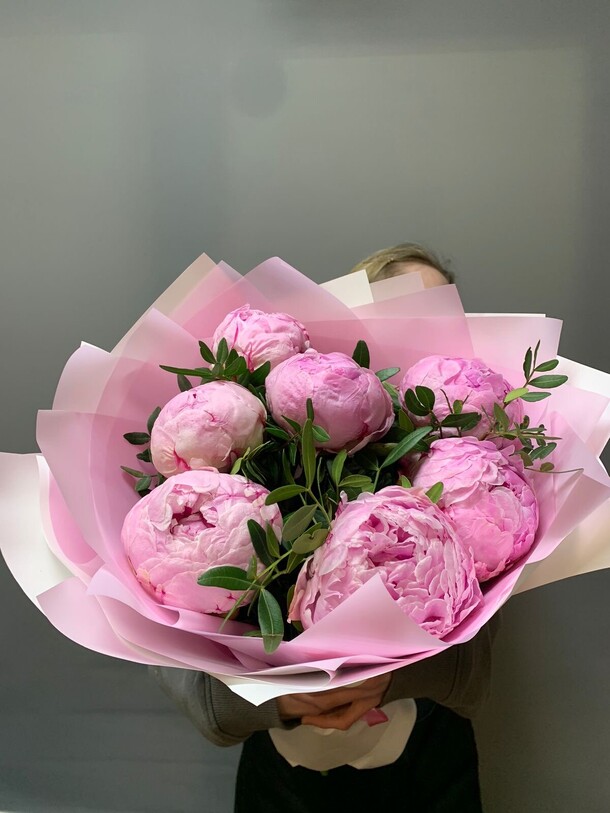 7 пионов в букете, артикул F1367430 - 9130 рублей, доставка по городу. Flawery - доставка цветов