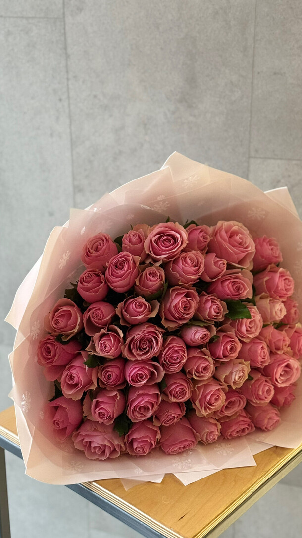 51 роза розовая, артикул F1367488 - 13475 рублей, доставка по городу. Flawery - доставка цветов