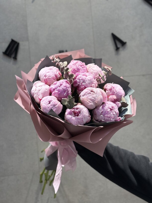 11 пионов розовых, артикул F1368430 - 12760 рублей, доставка по городу. Flawery - доставка цветов