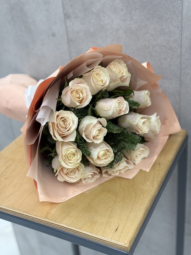 15 кремовых роз, артикул F1368433 - 5720 рублей, доставка по городу. Flawery - доставка цветов