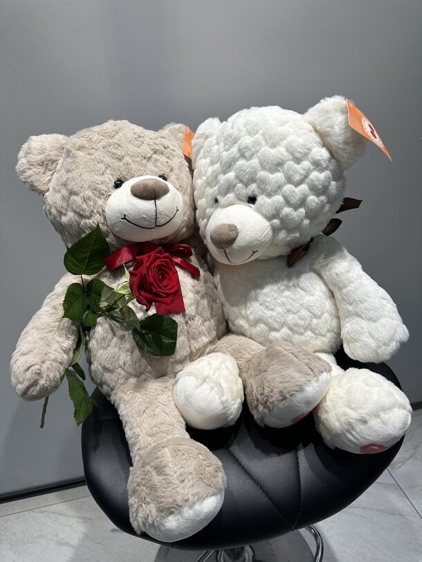Влюблённые мишки с розой, артикул F1370155 - 5280 рублей, доставка по городу. Flawery - доставка цветов