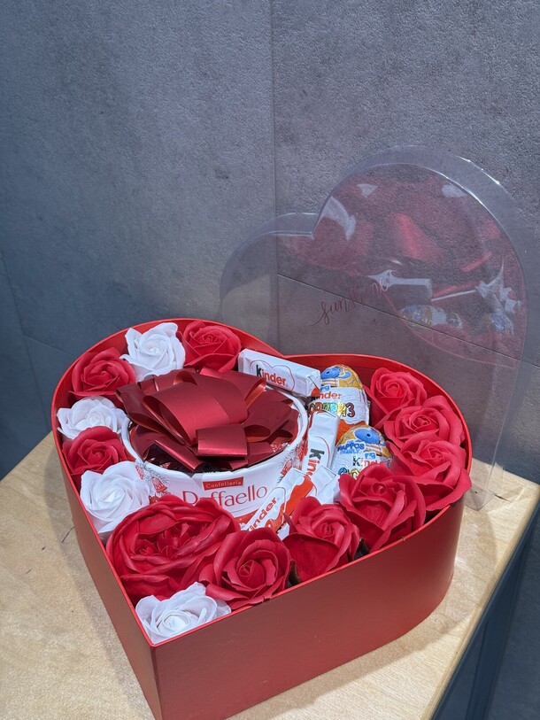 Сладкий подарок сердце, артикул F1372845 - 5720 рублей, доставка по городу. Flawery - доставка цветов