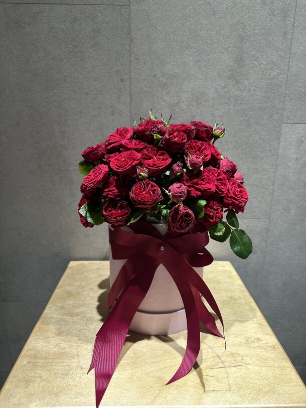 Розы бордо в коробке, артикул F1374801 - 4620 рублей, доставка по городу. Flawery - доставка цветов