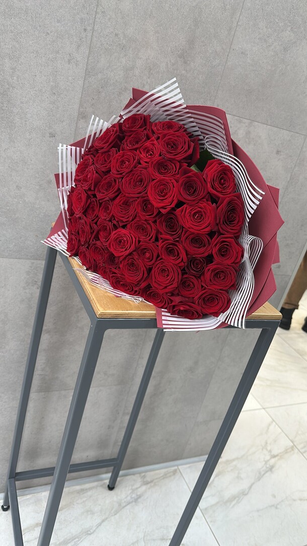 Букет из красных роз, артикул F1374813 - 17710 рублей, доставка по городу. Flawery - доставка цветов