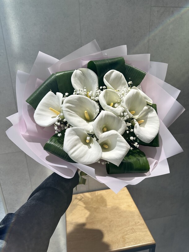 Букет из калл, артикул F1374939 - 15345 рублей, доставка по городу. Flawery - доставка цветов