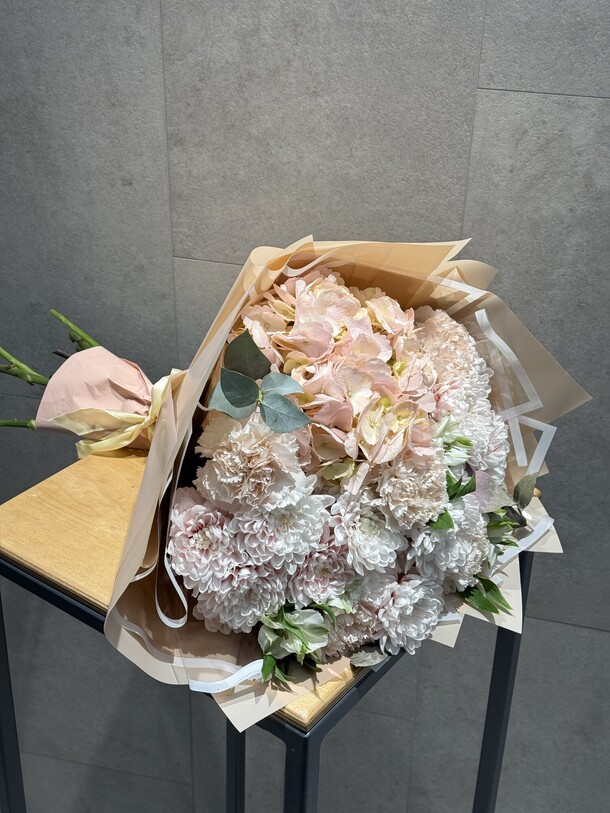 Сборный букет нежность, артикул F1377566 - 8030 рублей, доставка по городу. Flawery - доставка цветов