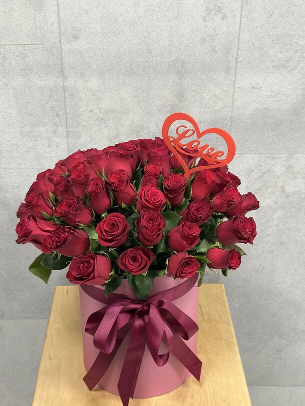Коробка из красных роз, артикул F1379060 - 13500 рублей, доставка по городу. Flawery - доставка цветов