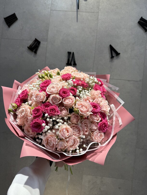 Розы в авторской упаковке, артикул F1379612 - 11660 рублей, доставка по городу. Flawery - доставка цветов