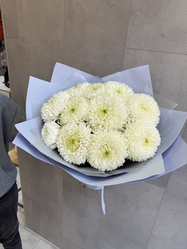 Хризантемы крупные букет, артикул F1379623 - 9020 рублей, доставка по городу. Flawery - доставка цветов