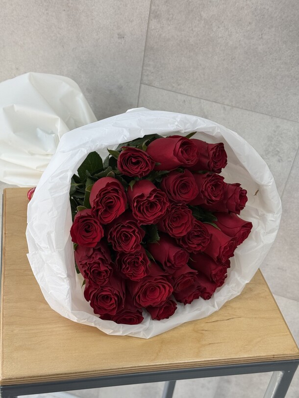 Букет 25 роз, артикул F1380119 - 7013 рублей, доставка по городу. Flawery - доставка цветов