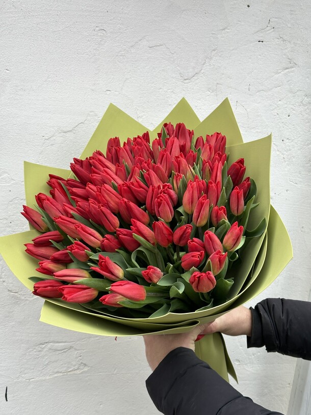 101 тюльпан, артикул F1380397 - 18800 рублей, доставка по городу. Flawery - доставка цветов