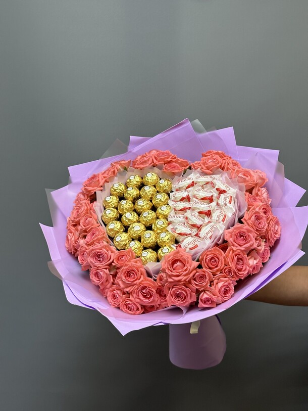 Букет с розами и конфетами, артикул F1380441 - 13200 рублей, доставка по городу. Flawery - доставка цветов