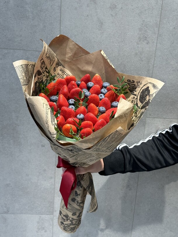 Букет клубника - голубика, артикул F1380485 - 10000 рублей, доставка по городу. Flawery - доставка цветов