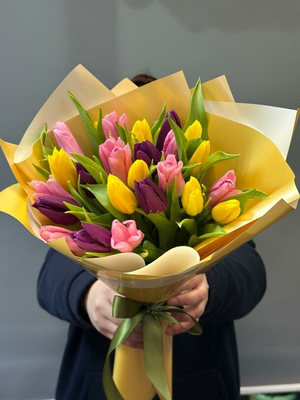 Букет из 25 тюльпанов, артикул F1380736 - 9075 рублей, доставка по городу. Flawery - доставка цветов